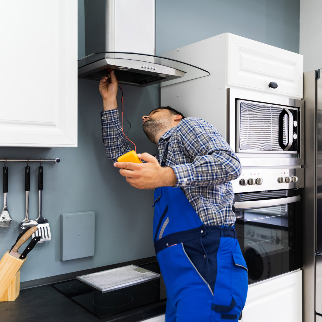 Riparazione Elettrodomestici: Tecnico che ripara una cappa da cucina